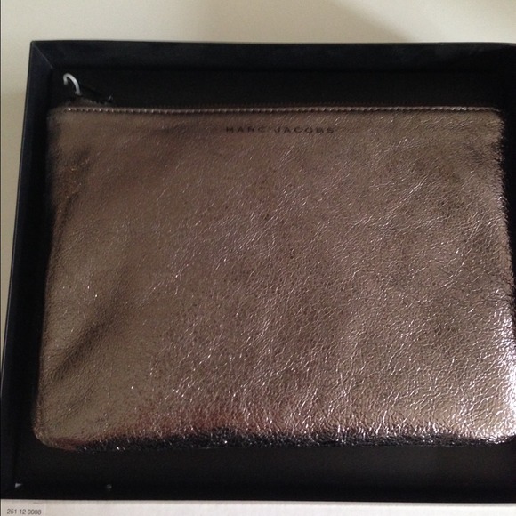 Marc Jacobs metallic leather pouch👝