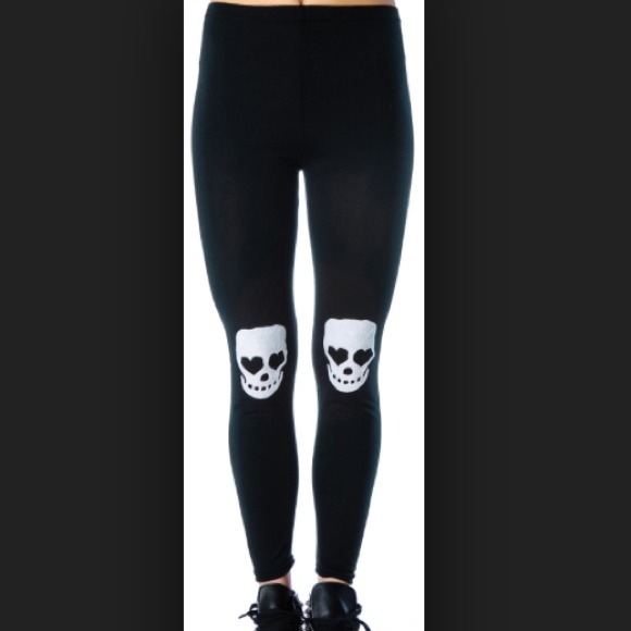Dollskill Pants - Black and white skull leggings with heart eyes