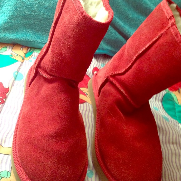 Emu Australia ugh shaped shoes. Real sheep fur
