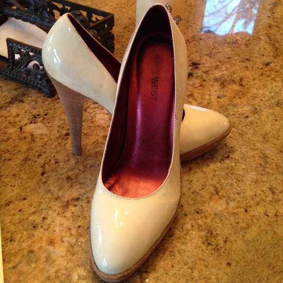 Twi Nine West patent leather cream heels or black