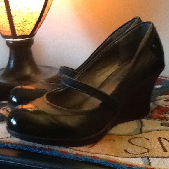 Kenneth Cole Reaction black leather  WedgesREDUCED