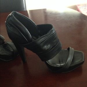 Jessica Simpson- sexy leather heels