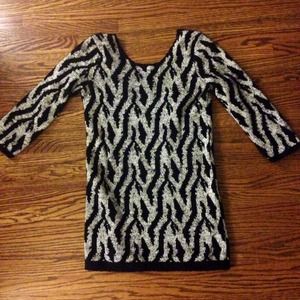 ❌SOLD❌Black & White Sweater