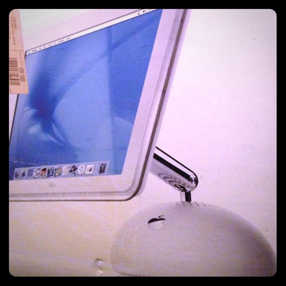 Mac desktop comes w box keyboard,mouse&speakers