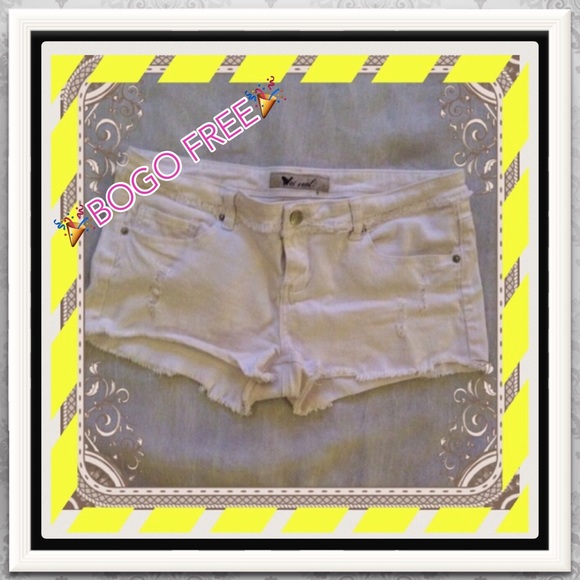 💝WHITE DESTROYED DENIM SHORTS💝