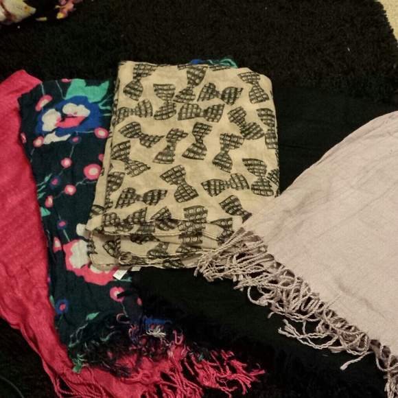 5 Trendy Scarves