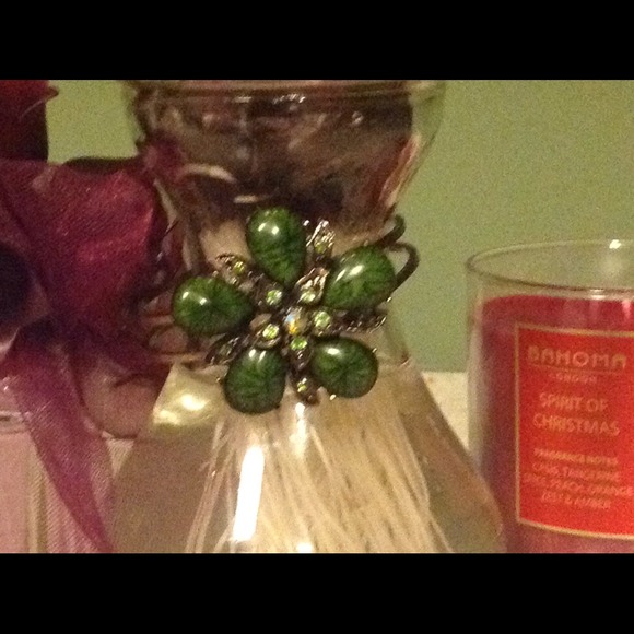 Beautiful Flower Bracelets - Picture 2 of 3
