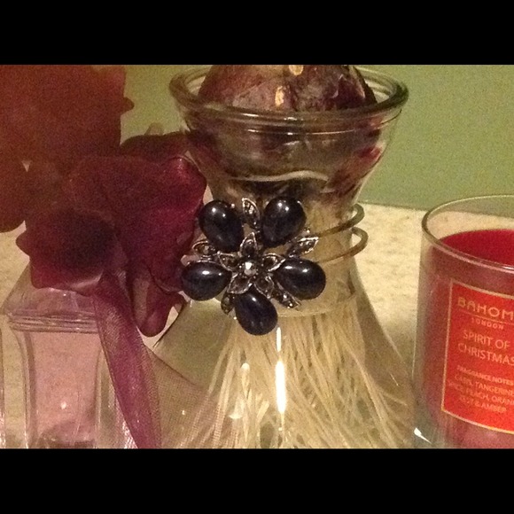 Beautiful Flower Bracelets - Picture 3 of 3
