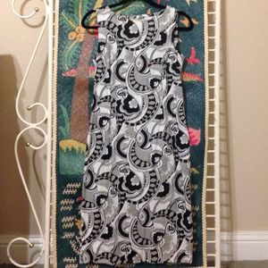 Black and White printed sheath dress.