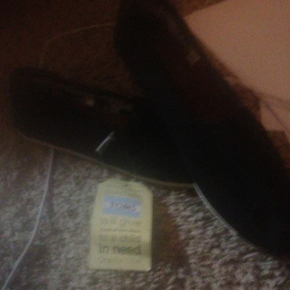 Size 10 black TOMS