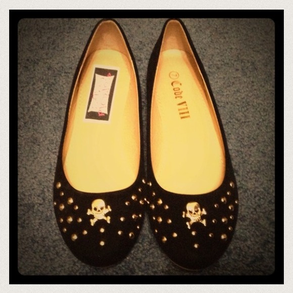 Skull & crossbones ballet flats