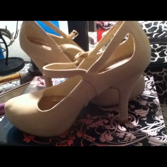 Beige heels - Picture 3 of 3