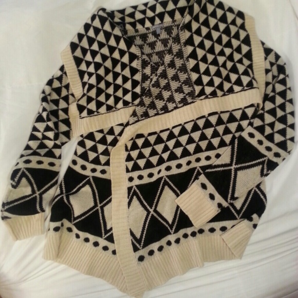 Sweaters - Black & beige drape-front cardi