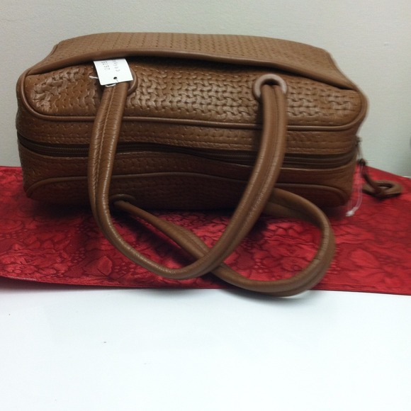 Lisette New York Handbag - Picture 4 of 4