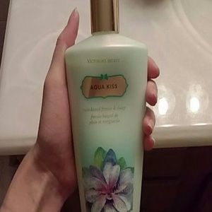 -GIFTED- Victoria Secret hydrating body lotion