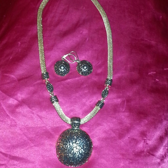 NWOT Gold medallion necklace & earring set