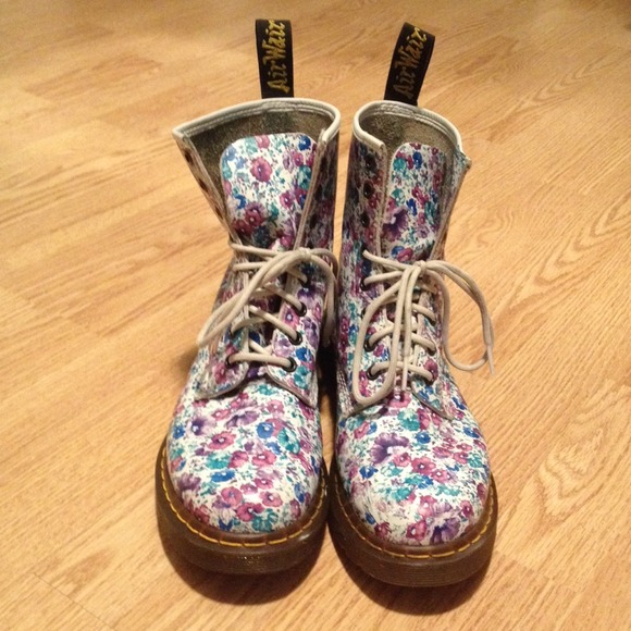 Authentic Doc Martens sz 9