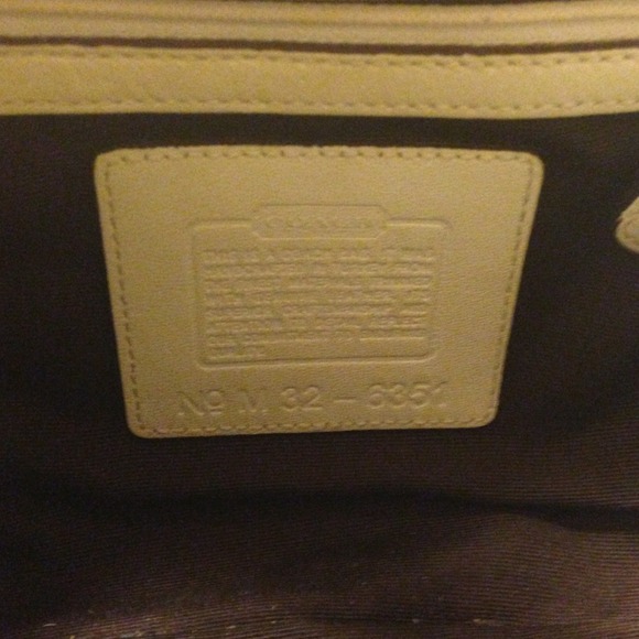 Coach - small hobo hand bag - Picture 2 of 3