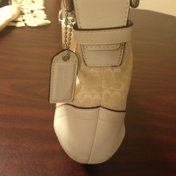 Coach - small hobo hand bag - Picture 3 of 3