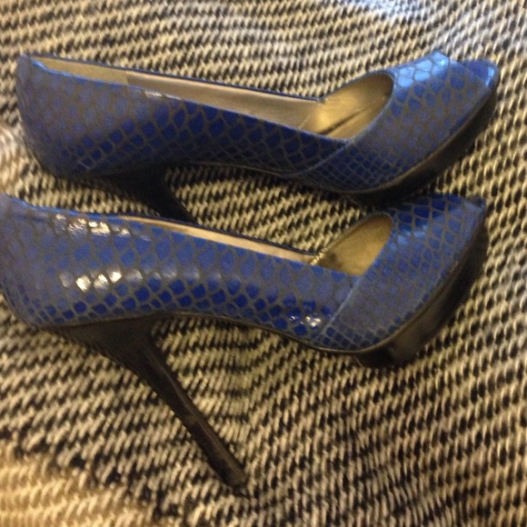 Moda Spana Blue snakeskin peep toes sz 9