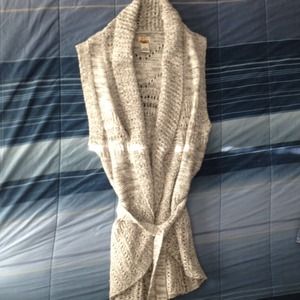 Sleeveless sweater wrap.