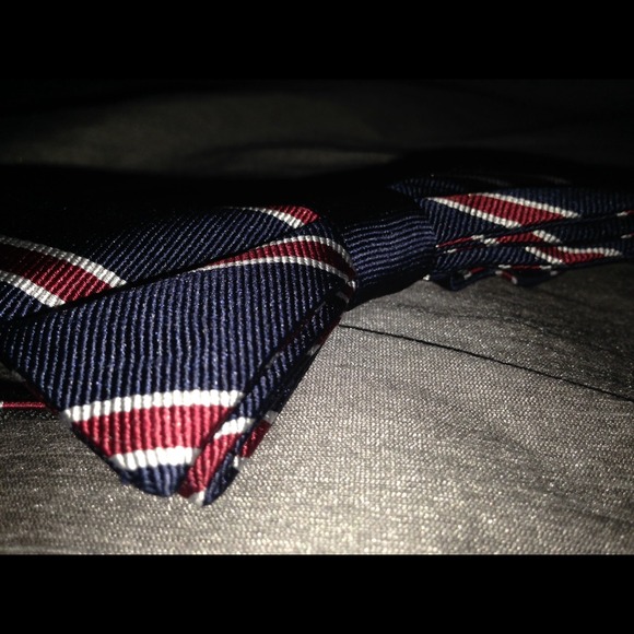 TOMMY HILFIGER  (RED WHITE AND NAVY BLUE) BOW TIE - Picture 2 of 4