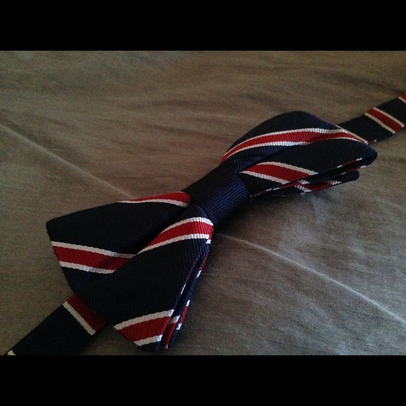 TOMMY HILFIGER  (RED WHITE AND NAVY BLUE) BOW TIE - Picture 4 of 4