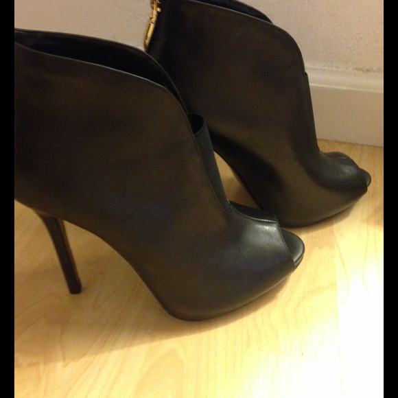 REDUCED‼️ BNWOB Guess Stiletto Peep Toe Booties
