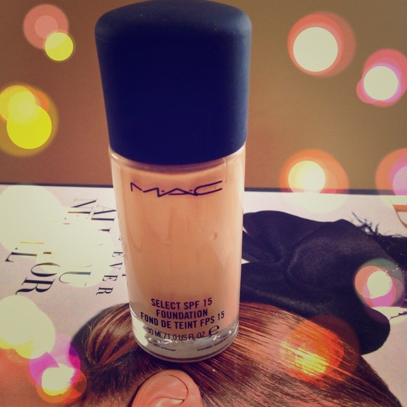 SOLD!!!💯🎉MAC Fluid Foundation SPF 15 in NC20