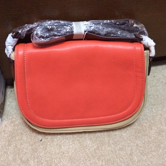 🌟HP 5/16!! PM Editor Share! Vegan CrossBody🌟 - Picture 2 of 4