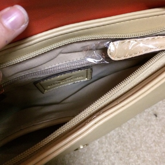 🌟HP 5/16!! PM Editor Share! Vegan CrossBody🌟 - Picture 3 of 4