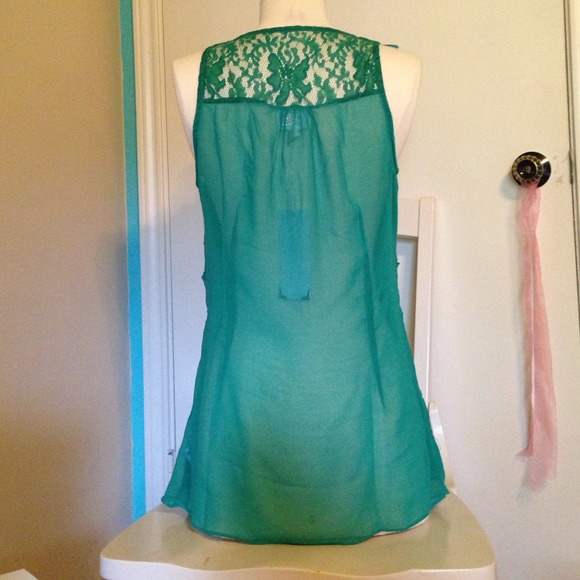 Green, ruffled top - Picture 3 of 4