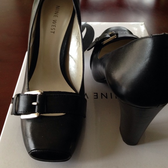 Nine West beautiful leather black pumps - Picture 2 of 3