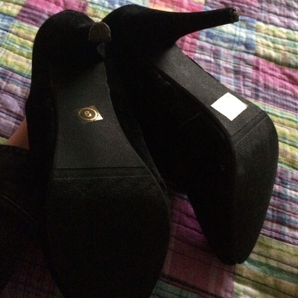 Black wet seal heels sized 9 ! - Picture 2 of 2