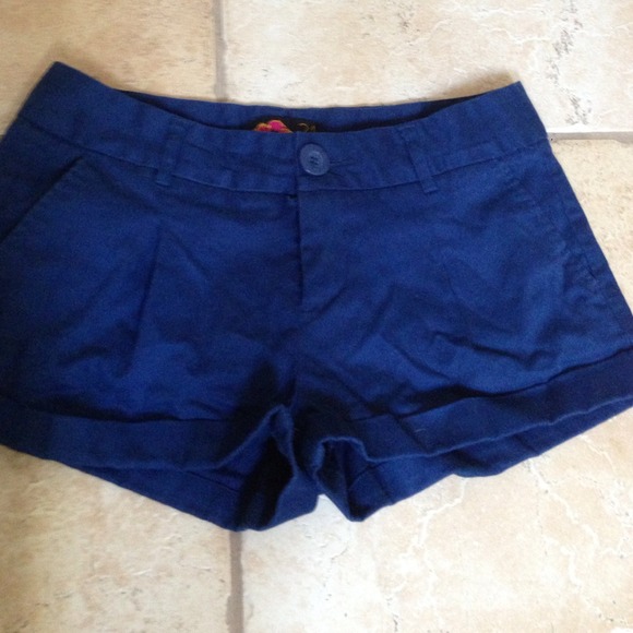 Shorts - Picture 3 of 3