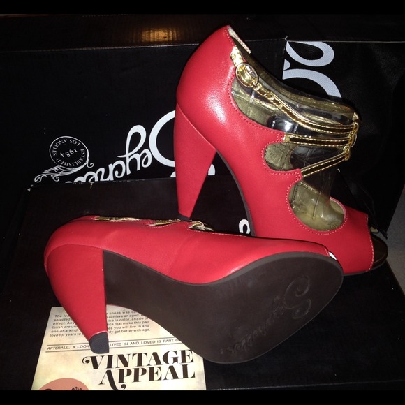 Seychelles Heart Grows Fonder Red Leather Pump. - Picture 3 of 3