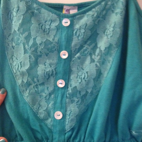 Adorable Lacey O'Neill shirt!!🚫TRADED🚫 - Picture 3 of 4
