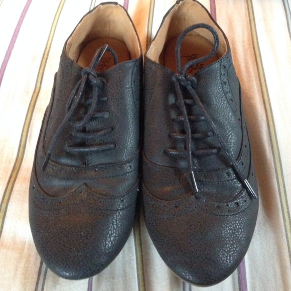 Black leather Oxford shoes