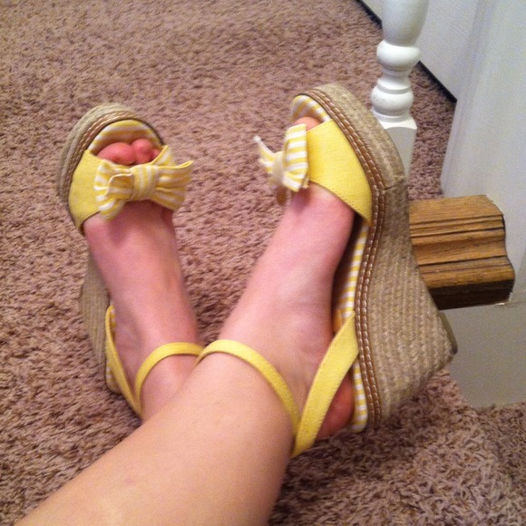 ON HOLD Cute Yellow Wedges