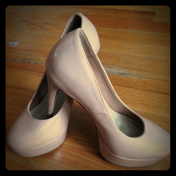 Nude Platform pumps