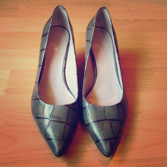 Stamped crocodile leather Nine West pumps