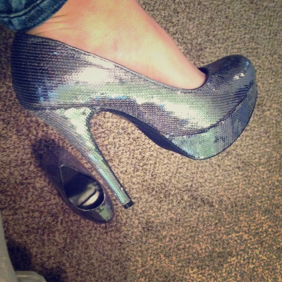 Arden B Silver Sequin Pumps!! Nwot. ON HOLD!