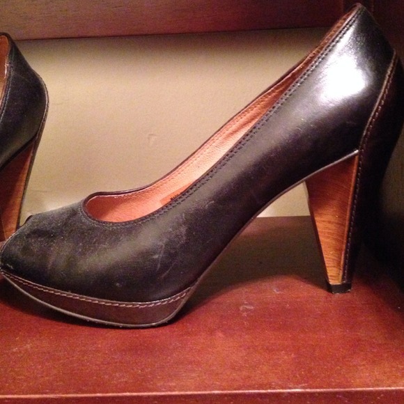 I don't wear peep toes! - Picture 4 of 4