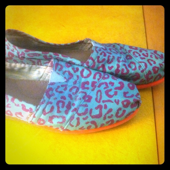 *REDUCED* Colorful Leopard Print TOMS