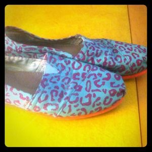 *REDUCED* Colorful Leopard Print TOMS