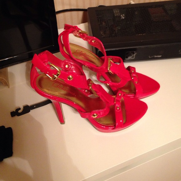 Red pumps - Picture 2 of 4