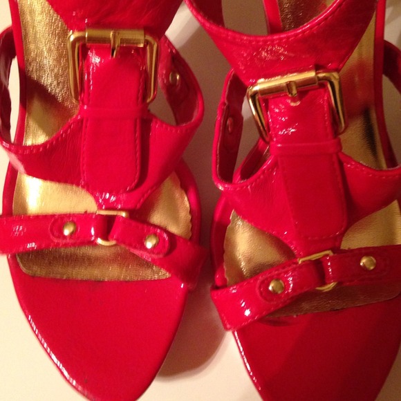 Red pumps - Picture 3 of 4