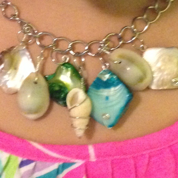 Handcrafted abalone and shell necklace - Picture 3 of 3
