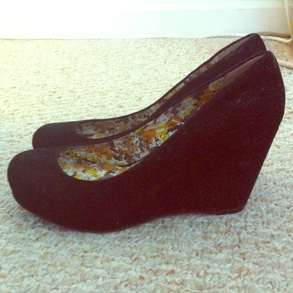 Black Wedges