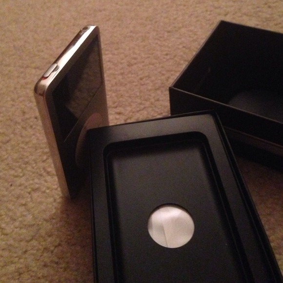 Used IPod Classic Silver Holds Lot's of 80GB - Picture 3 of 4